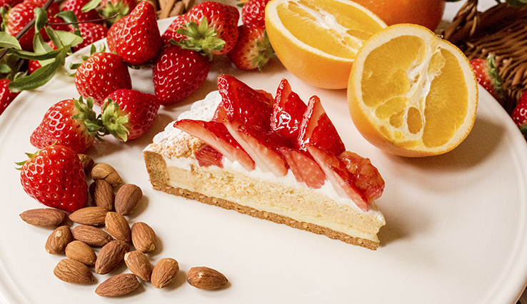 イチゴとアーモンドババロアのタルト 〜ホワイトチョコレート風味〜