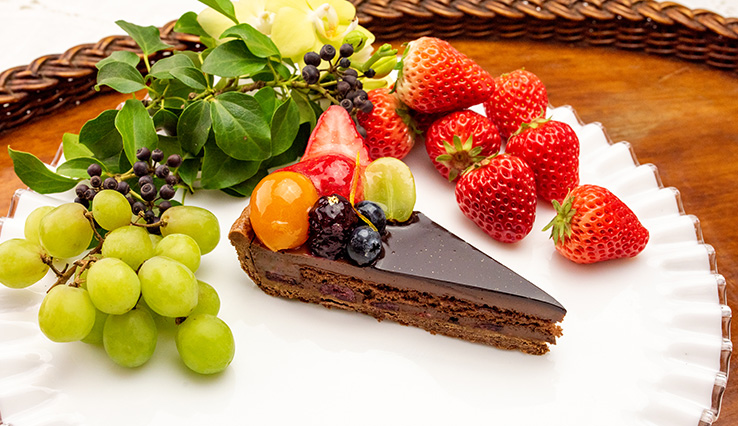 色とりどりのフルーツとチョコレートクリームのタルト