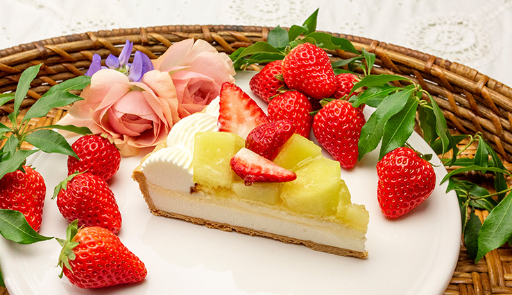 イチゴとクラウンメロンの練乳ムースタルト